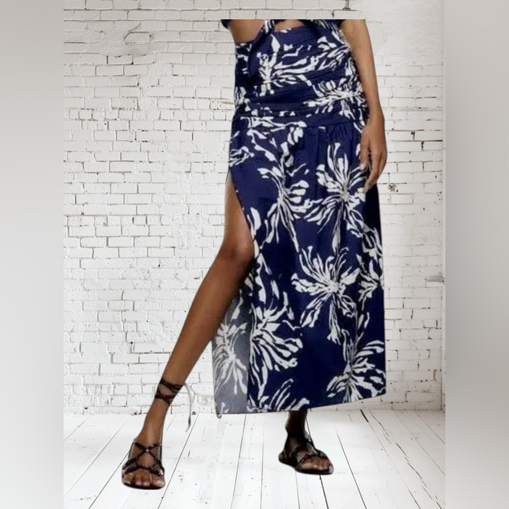Zara Blue /White Maxi Skirt. High Side Slit.
Floral/Leaf Print. Size : Medium